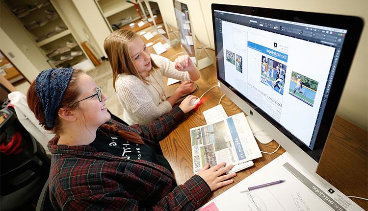 体育菠菜大平台 Communication students editing the Antelope student newspaper