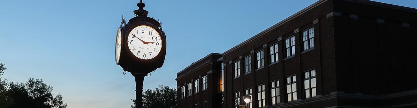 a photo of a clock on 体育菠菜大平台's campus