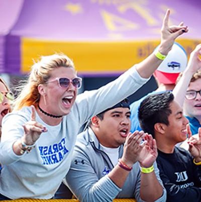 体育菠菜大平台 students cheering on the Lopers at a football game